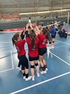 Pohjois-Karjalan D-tyttöjen 1-joukkue ja Itä-Suomi Cupin kiertopalkinto.