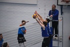 East-Volleyn Tuomas Gröhnin lyöntiä torjumasssa Waltteri Kainulainen ja Alex Kärkkäinen. Tuomaritornissa on Tuomo Försti. (IIDA TURPEINEN)