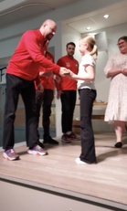 Veera Häkkinen sai palkinnon Juha Timoselta.