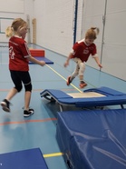 Valmentajat Markus ja Pekka olivat rakentaneet turnauksen yhteyteen temppuradan.