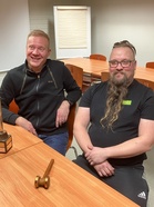 Puheenjohtajan pystin v. 2024 ansainnut Vesa Huttunen ja Outokummun Partion uusi puheenjohtajana 1.1.2025 lähtien toimiva Jarno Koponen. (kuva: Markku Laitinen)