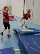 Valmentajat Markus ja Pekka olivat rakentaneet turnauksen yhteyteen temppuradan.