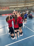 Pohjois-Karjalan D-tyttöjen 1-joukkue ja Itä-Suomi Cupin kiertopalkinto.