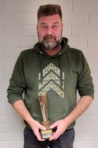 Kuvanveistäjä Tapio Wirkkalan suunnittelema kiertopalkinto ojennettiin tänä vuonna Jari Hiltuselle.