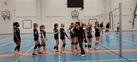 Valmentaja-Krista ja kotijoukkue voitto-ottelunsa loppukättelyssä