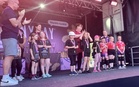 F-tyttöjen Tsemppisarjan mitalijoukkueet: Kuhmon Kiva (hopeaa), Outokummun Partio (kultaa) ja Artic Volley (pronssia) Palkinnot jakoi Lentopalloliiton urheilutoimen johtaja Tapio Kangasniemi.